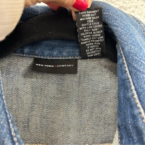 New York Company xs women’s blue denim crop vest, studs on the front 2 pockets - Picture 6 of 6